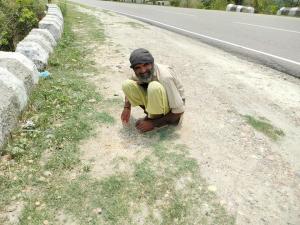 चींटियों के घर से अनाज उठाकर खाता मिला यह शख्स