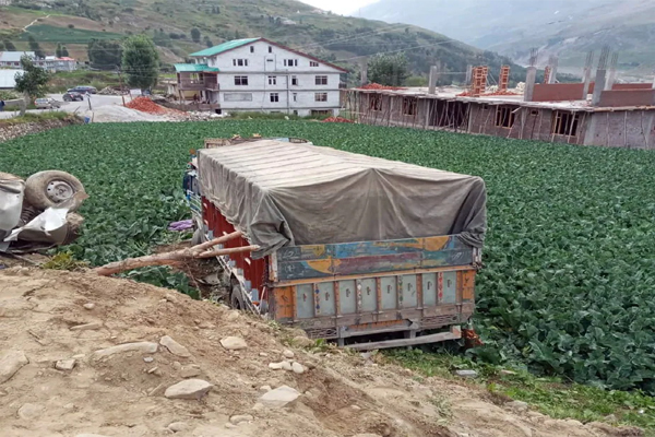 खड़ी कार को टक्कर मारने के बाद खेत में उतरा ट्रक, चालक की मौत