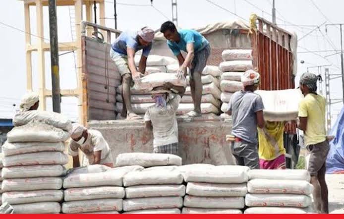 हिमाचल प्रदेश में सीमेंट कंपनियां अपनी मनमर्जी से लगातार सीमेंट के दाम बढ़ाने में लगी हुई है। बता दें कि इन सीमेंट कंपनियों के प्लांट हिमाचल में ही स्थित होने के बाद भी प्रदेश में सीमेंट अन्य राज्यों के मुकाबले में काफी महंगा है। यहां तक कि हिमाचल के पड़ोसी राज्यों में भी सीमेंट के दाम प्रदेश से कम हैं। गौरतलब है कि सीमेंट कंपनियों ने इस बार तो यह दाम 5 से रुपए प्रति बैग बढ़ाए हैं। लोगों को सोमवार को सीमेंट लेने के लिए नए तय रेट चुकाने होंगे। बता दें कि तकरीबन 10 दिन पहले भी 3 रुपए दाम बढ़ाए गए थे, उसके बाद अब एक बार फिर दाम बढ़ाने से लोगों को अपने सपनों का घर बनाना महंगा पड़ेगा। प्राप्त जानकारी के अनुसार नए रेट से अंबुजा ब्रांड का सीमेंट लोगों को अब प्रति बैग 520 रुपए में मिलेगा। सबसे ज्यादा कीमत गोल्ड सीमेंट की है, जिस पर प्रति बैग 10 रुपए की बढ़ोतरी हुई है। कई जगह तो एसीसी का रेट अब 460 से बढ़कर 465 रुपए हो गया है। बता दें कि बीजेपी सरकार के समय में सीमेंट के दामों में काफी वृद्घि की थी। लेकिन अब देखना यह है कि व्यवस्था परिवर्तन की बात करने वाली कांग्रेस सरकार इन सीमेंट कंपनियों पर लगाम लगा पाएगी।