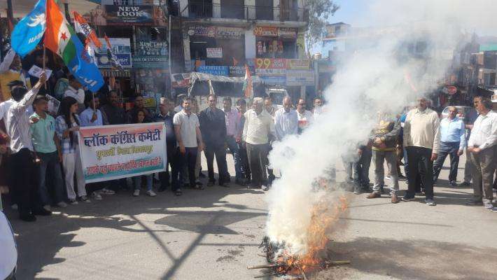 घुमारवीं ने कांग्रेस का प्रदर्शन, फूंका प्रधानमंत्री नरेंद्र मोदी का पुतला