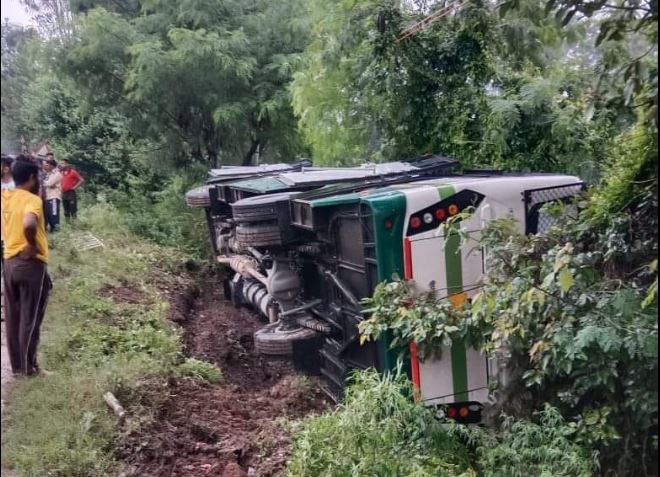 कांगड़ा के जवाली में पलटी HRTC की बस, आवारा पशुओं को बचाने से हुआ हादसा