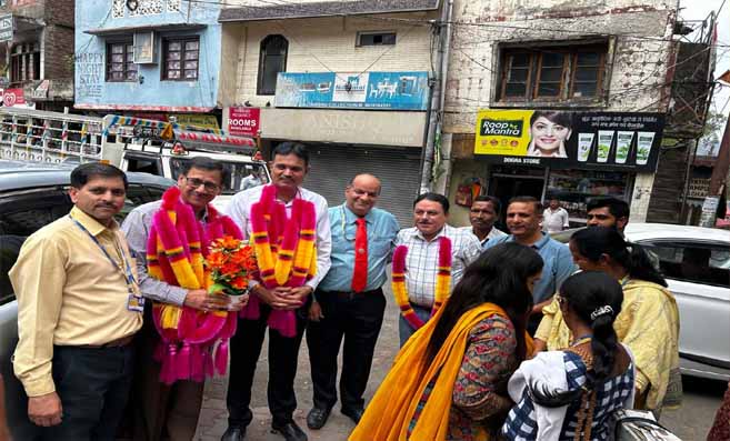 High officials of LIC congratulated Hemant Thakur on becoming number one