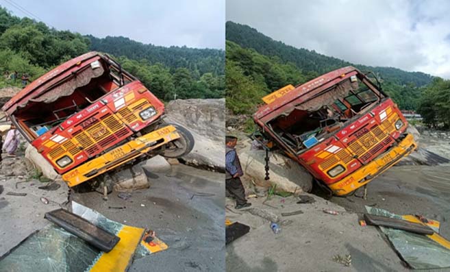 Manali Bus Accident:मनाली में बस हादसा..! अनियंत्रित होकर ब्यास नदी के किनारे पर अटकी, 12 घायल