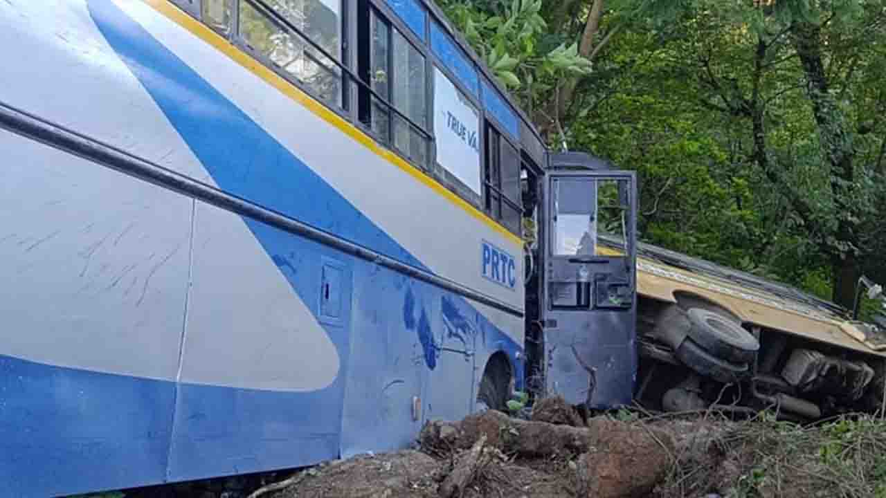 धर्मशाला में आज एक गंभीर सड़क हादसा हुआ, जब पंजाब रोडवेज की बस और एक निजी स्कूल बस के बीच टक्कर हो गई। यह घटना धर्मशाला बस स्टैंड के निकट हुई। जानकारी के अनुसार, स्कूल बस में केवल चालक ही सवार था, जबकि यह बस बच्चों को घर से स्कूल ले जाने के लिए निकली थी। हिमाचल प्रदेश पथ परिवहन निगम की वर्कशॉप के मैकेनिक और अन्य स्टाफ ने तुरंत राहत कार्य शुरू किया। उन्होंने स्कूल बस का दरवाजा तोड़कर घायल चालक को बाहर निकाला। चालक को गंभीर चोटें आई थीं, जिसके चलते उसे तत्काल धर्मशाला अस्पताल में भर्ती किया गया है, जहां उसका इलाज चल रहा है। इस घटना की सूचना मिलते ही पुलिस अधीक्षक शालिनी अग्निहोत्री ने मौके पर पहुंचकर मामले की जांच शुरू कर दी है। उन्होंने बताया कि पुलिस दुर्घटना के कारणों का पता लगाने के लिए सभी आवश्यक कदम उठा रही है। इस घटना ने क्षेत्र में सुरक्षा के सवाल को भी उठाया है, और उम्मीद है कि जल्द ही इस मामले में ठोस कार्रवाई की जाएगी।